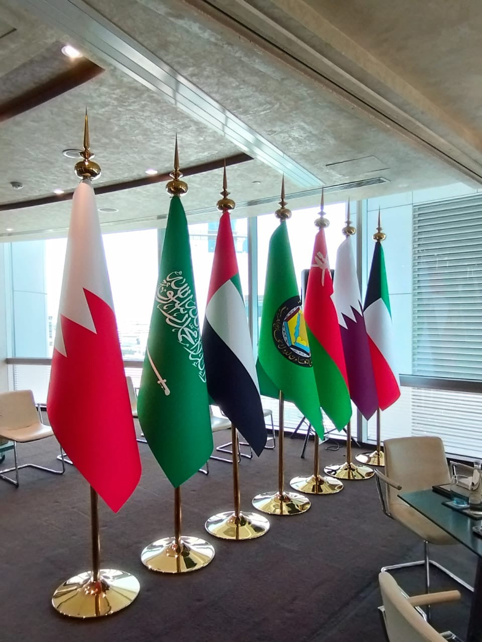 VVIP Conference Pole adjustable 3 meters + Flag D/S Satin 150x100 cm / 5x3.3ft with Stiffener / Canvas inside - Sturdy Look (FULL SET)