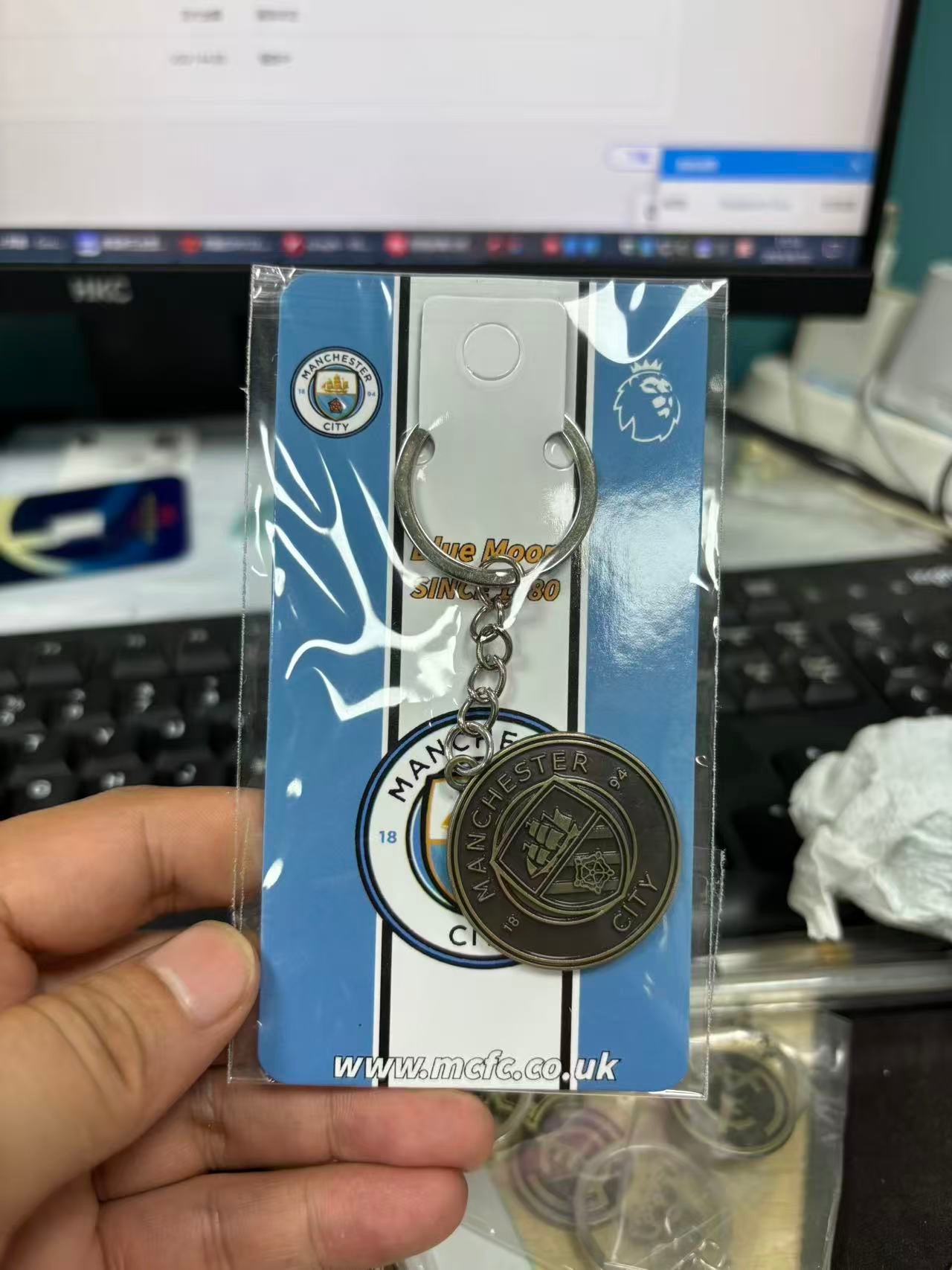 Manchester City Premium Engraved Alloy Keychain (colored / brass)