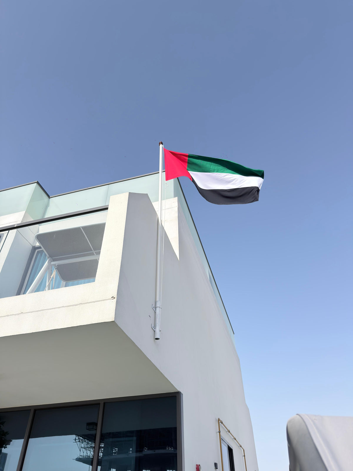 Rooftop flag pole clamp mount for UAE flag