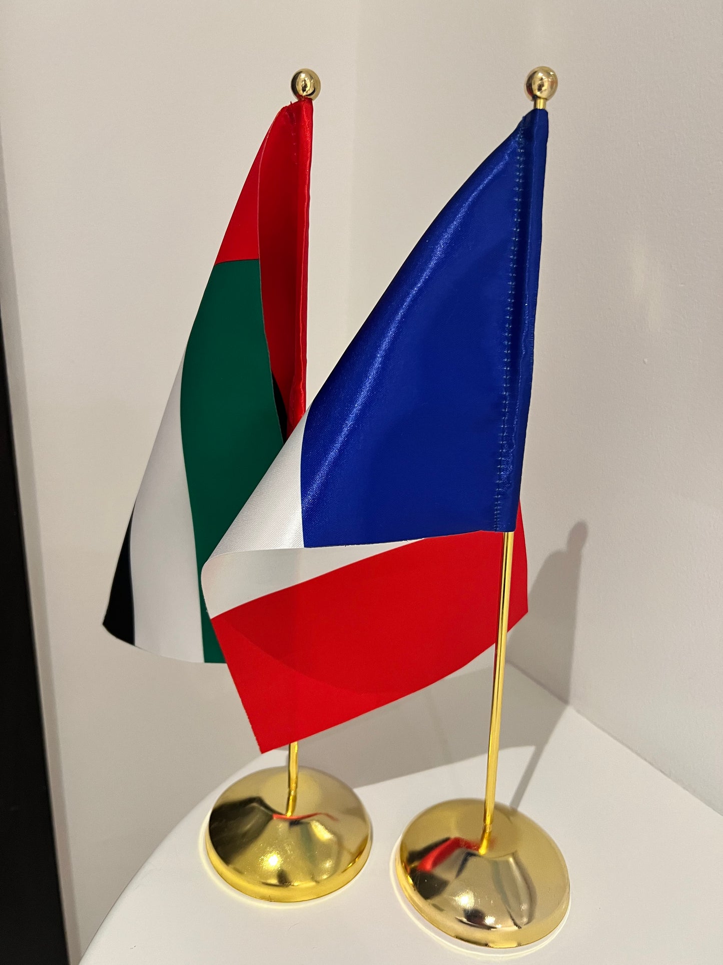 United Arab Emirates Prestige Table Desk Flag | 14 x 21 cm | Double-Sided Satin with 38 cm Steel Pole & Base (Silver/Gold)